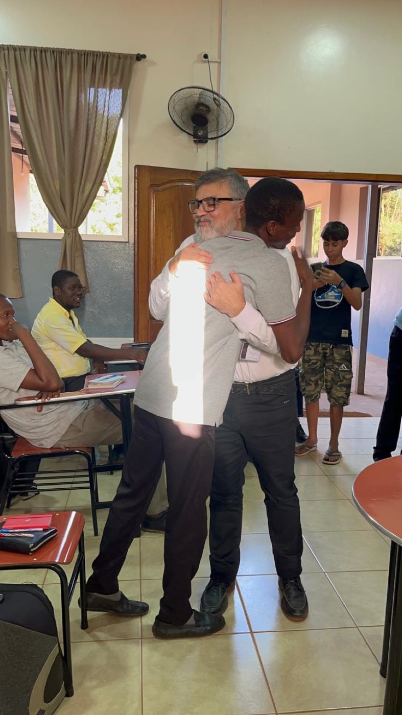 Pastores se abraçam durante um encontro de formação